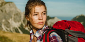 4 Item Makeup yang Wajib Dibawa Saat Naik Gunung_womanindonesia.co.id