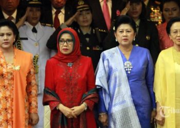 6 Gaya Busana Istri-istri Presiden Indonesia_womanindonesia.co.id