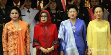 6 Gaya Busana Istri-istri Presiden Indonesia_womanindonesia.co.id