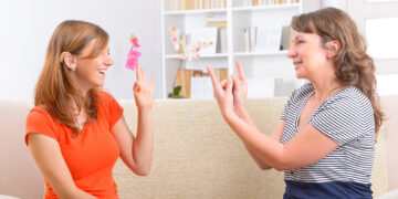 Hari Bahasa Isyarat Internasional 2022: Mengenal 2 Jenis Bahasa Isyarat_womanindonesia.co.id