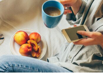 Ilustrasi Meniikmatai Waktu Luang (Canva)