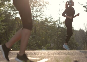 Ilustrasi olahraga menurunkan berat badan (Canva)