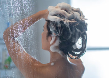 Tips keramas agar tidak membuat rambut rusak - Womanindonesia.co.id