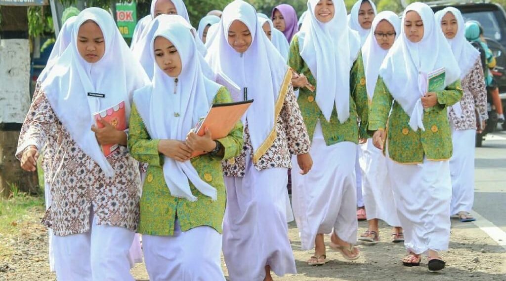 Hari Santri Nasional 2022: Sejarah Pondok Pesantren Tertua di Indonesia & Twibon Hari Santri_Womanindonesia.co.id