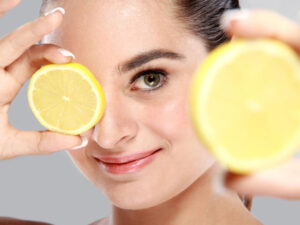 5 Tips Alami Kembalikan Kulit yang Gosong Gegara Sinar Matahari 4 Lemon untuk kembalikan kulit gosong gegara matahari - Womanindonesia.co.id