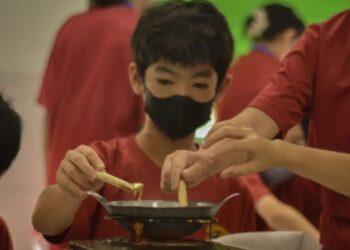 Salah satu anak sedang belajar membatik di Rumah Batik Palbatu (Foto Capture Instagram Rumah Batik Palbatu)