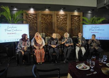 Para penyelenggara event INACRAFT 2022, dari kanan Umi noor wijiati (Direktur PT Mediatama Binakreasi), Baby Jurmawati (Sekretaris ASEPHI), Dr.H. Muchsin Ridjan SE, MM (Ketua Umum BPP Asephi), Rahadi Ramelan (Juri Inacraft), H.Muchamad Ali Jufry (Wakil Ketua 2) IR h.Hatman Ss (Wakil Ketua 1)