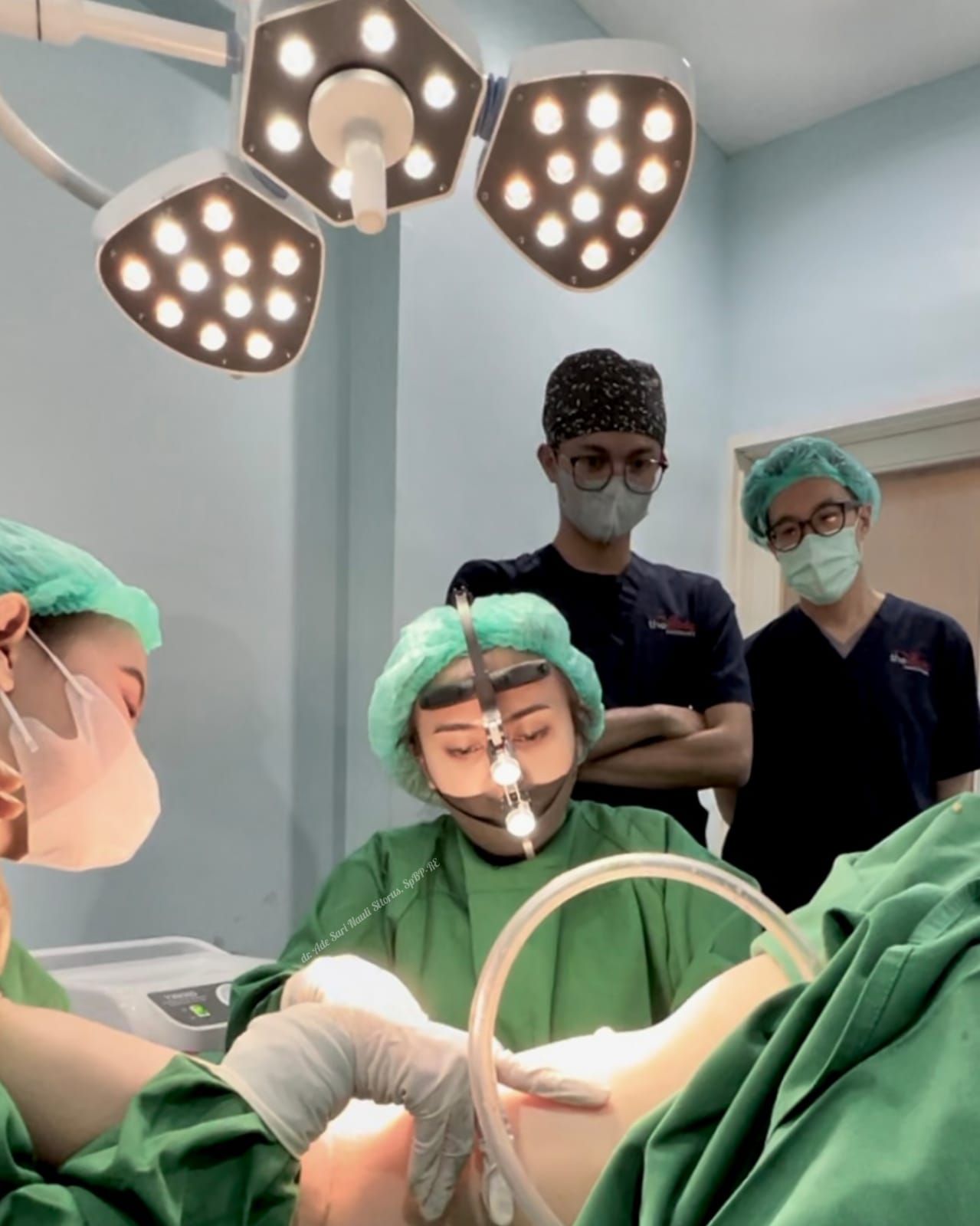 Ade Sari Nauli Dokter Bedah Plastik Asal Bandung yang Kini Melanglang Buan 3 Ade Sari Nauli Dokter Bedah Plastik Asal Bandung yang Kini Melanglang Buana_womanindonesia.co.id