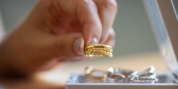 6 Tips Membersihkan Perhiasan Agar Kembali Berkilau_womanindonesia.co.id