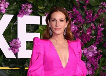 Julia Roberts Kenakan Gaun Ruffled Pink Saat Penayangan Perdana 'Ticket to Paradise'_womanindonesia.co.id