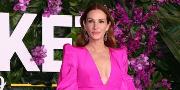 Julia Roberts Kenakan Gaun Ruffled Pink Saat Penayangan Perdana 'Ticket to Paradise'_womanindonesia.co.id