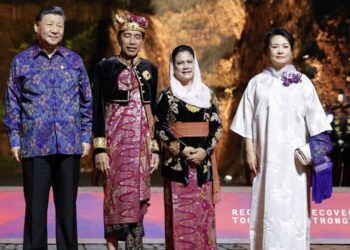 Presiden China dan Istri Memakai Kain Endek Bali Saat Gala Diner KTT G20_womanindonesia.co.id