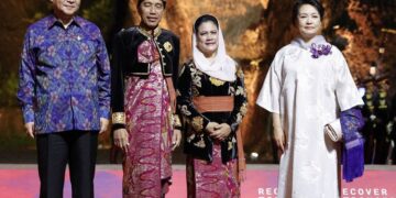 Presiden China dan Istri Memakai Kain Endek Bali Saat Gala Diner KTT G20_womanindonesia.co.id