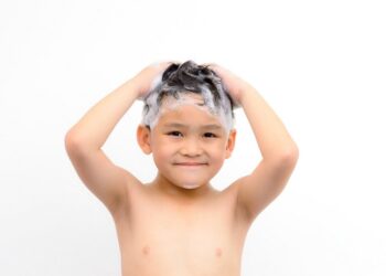 5 Tips Memilih Sampo Yang Aman untuk Si Kecil_womanindonesia.co.id