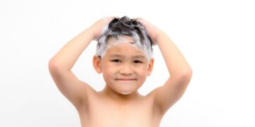 5 Tips Memilih Sampo Yang Aman untuk Si Kecil_womanindonesia.co.id