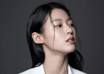 Seolhyun AOA Menandatangani Kontrak_womanindonesia.co.id