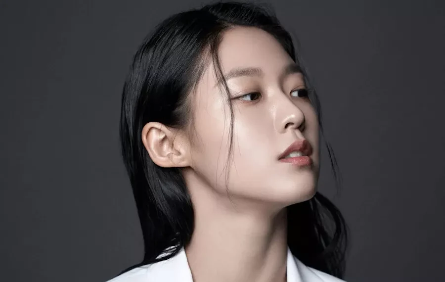 Seolhyun AOA Menandatangani Kontrak_womanindonesia.co.id