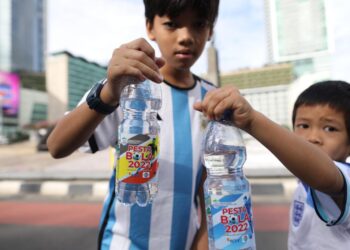 Air Mineral Ini Luncurkan Kemasan Khusus Pesta Bola 2022_womanindonesia.co.id