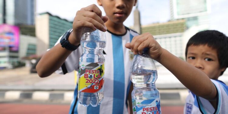 Air Mineral Ini Luncurkan Kemasan Khusus Pesta Bola 2022_womanindonesia.co.id