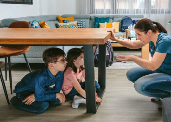 Gempa Cianjur: 6 Cara Menyelamatkan Diri Saat Gempa Bumi_womanindonesia.co.id