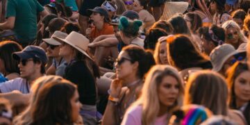 10 Tips Tetap Aman di Keramaian dan Situasi Berbahaya_womanindonesia.co.id