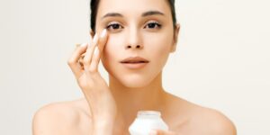 Good Bye Bekas Jerawat! Ini 7 Bahan Skincare yang Ampuh Sembuhkan 3 Manfaat menggunakan skincare pada wajah salah satunya hempas jerawat - Womanindonesia.co.id