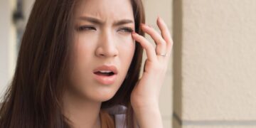 5 Mitos Tentang Kedutan Mata dan Telinga Panas Yang Masih Dipercaya_womanindonesia.co.id