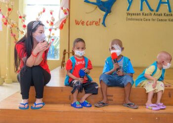 Jelang Natal dan Tahun Baru Fransisca Liem Beri Bantuan YKAKI_womanindonesia.co.id