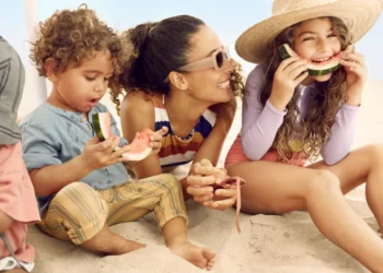 9 Tips Liburan di Pantai Bersama Anak Agar Akhir Tahun Menyenangkan_womanindonesia.co.id