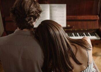 5 Cara Membangun Komunikasi dengan Pasangan Pendiam_womanindonesia.co..id