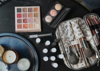 Ini Alat Makeup yang Wajib Dibawa Kemana-mana_womanindonesia.co.id