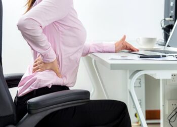 Terlalu Banyak Duduk di Meja Kerja Berisiko Penyakit Ini_womanindonesia.co.id