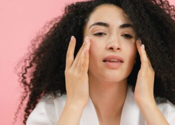 5 Tips Mengatasi Kulit Wajah Berminyak dan Breakout_womanindonesia.co.id