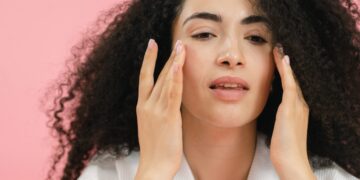 5 Tips Mengatasi Kulit Wajah Berminyak dan Breakout_womanindonesia.co.id