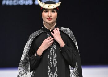 Koleksi Kain Tenun NTT Melenggang di Runway IFW 2023_womanindonesia.co.id