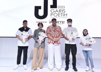 Merek Lokal Bersinar di Peragaan Busana Garis Poetih 2023_womanindonesia.co.id