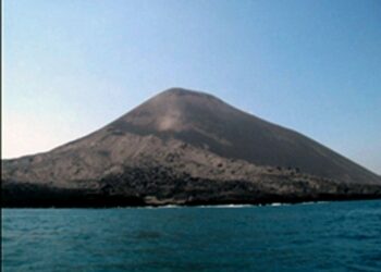 Gunung Anak Krakatau erupsi - Womanindonesia.co.id