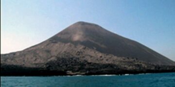 Gunung Anak Krakatau erupsi - Womanindonesia.co.id