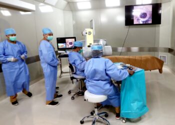 Dokter dari Ciputra SMG Eye Clinic tengah melakukan lasik surgery menggunakan teknologi canggih laser ReLEx SMILE Pro untuk pasien.
