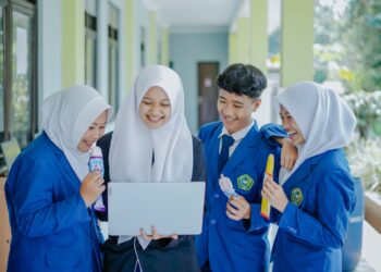 Joyday Sumbangkan Laptop untuk Pendidikan di Desa Sukamukti_Womanindonesia.co.id