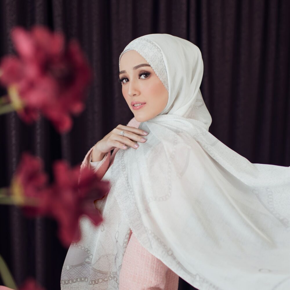 3 Model Hijab Ala Adelia Pasha dengan Koleksi Seradia_Womanindonesia.co.id