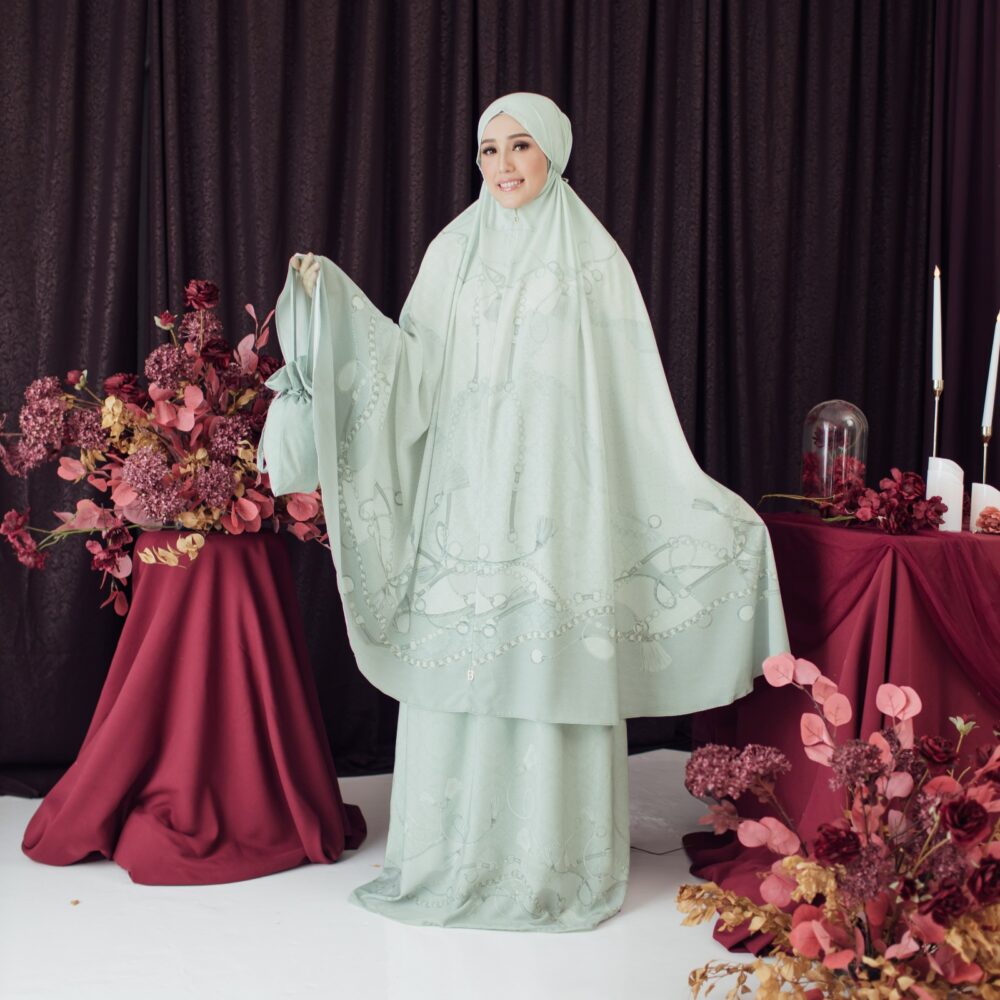3 Model Hijab Ala Adelia Pasha dengan Koleksi Seradia 4 3 Model Hijab Ala Adelia Pasha dengan Koleksi Seradia_Womanindonesia.co.id