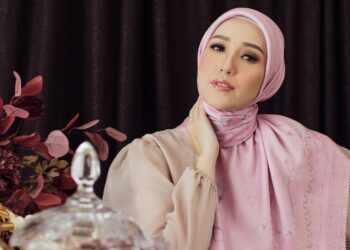 3 Model Hijab Ala Adelia Pasha dengan Koleksi Seradia_Womanindonesia.co.id
