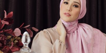 3 Model Hijab Ala Adelia Pasha dengan Koleksi Seradia_Womanindonesia.co.id