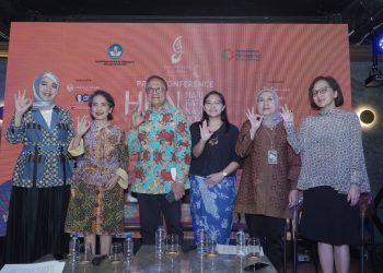 Konferensi pers Hari Batik Nasional 2023. Dihadiri kiri-kanan Shanty Leksono (Ketua Panitia Hari Batik Nasional) , Poppy Puspitasari (Pembina Humas dan Promosi Yayasan Batik Indonesia), Dipo Alam (Pembina Yayasan Batik Indonesia), Archangela Y. Aprianingrum (Pamong Budaya Ahli Muda/Kepala Unit Museum Batik Indonesia), Reni Yanita (Direktur Jenderal Industri Kecil Menengah dan Aneka), Diana Santosa (Wakil Ketua Yayasan Batik Indonesia)