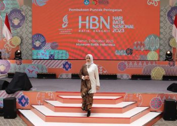 Ibu Shanty Leksono selaku ketua pelaksana Hari Batik Nasional 2023