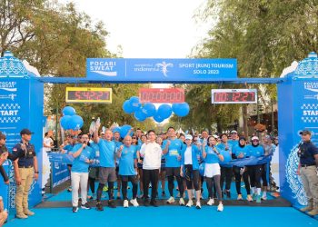 (diapit pemandu acara dari kiri ke kanan) President Director PT Amerta Indah Otsuka, Yoshihiro Bando; Deputi Bidang Produk Wisata dan Penyelenggara Kegiatan Kementerian Pariwisata dan Ekonomi Kreatif Republik Indonesia, Vinsensius Jemadu; Wali Kota Solo, Gibran Rakabuming Raka; Danrem 074/ Warastratama, Solo, Kolonel Inf Ali Akhwan; Marketing Director PT Amerta Indah Otsuka, Puspita Winawati