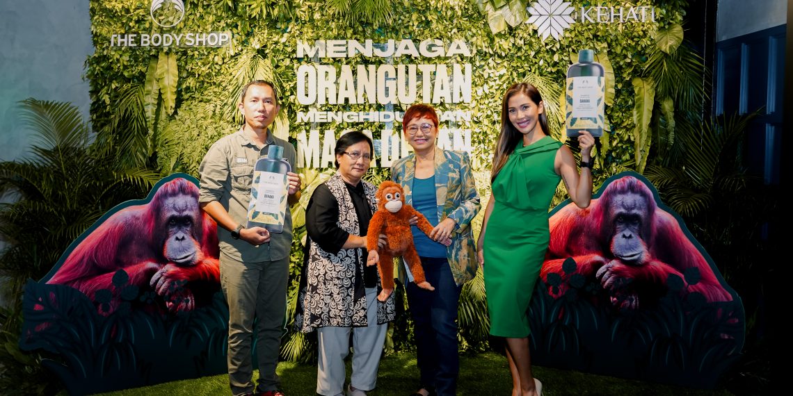 Kiri ke kanan - Binur Dessy Naibaho, Dr. Rondang S. E. Siregar, Suzy Hutomo, CEO The Body Shop Indonesia,bersama Nadia Mulya Penulis dan Pemerhati Konservasi Orangutan.