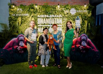 Kiri ke kanan - Binur Dessy Naibaho, Dr. Rondang S. E. Siregar, Suzy Hutomo, CEO The Body Shop Indonesia,bersama Nadia Mulya Penulis dan Pemerhati Konservasi Orangutan.