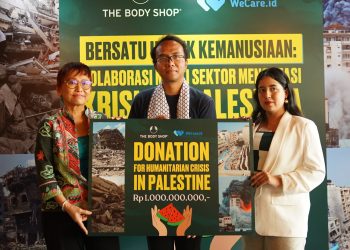 Suzy Hutomo, CEO The Body Shop Indonesia Menyerahkan donasi 1 Miliar bantuan kemanusiaan untuk Palestina.